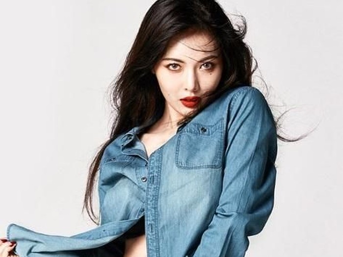 Hyuna, bintang Korea yang buka baju di atas panggung.