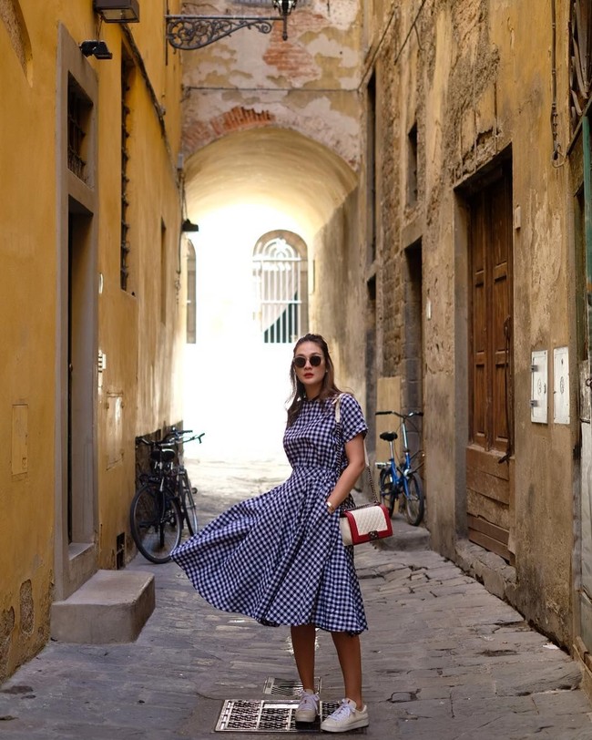 Luna Maya yang serius berbisnis fashion, kembali bergaya #ootd dengan busana dari brandnya Lunahabit. Kali ini dia melengkapi penampilannya dengan Tas Gucci seharga puluhan juta rupiah. Foto: Instagram Lunamaya