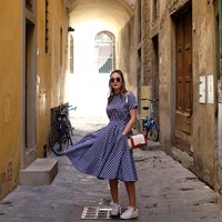 Luna Maya yang serius berbisnis fashion, kembali bergaya #ootd dengan busana dari brandnya Lunahabit. Kali ini dia melengkapi penampilannya dengan Tas Gucci seharga puluhan juta rupiah. Foto: Instagram Lunamaya