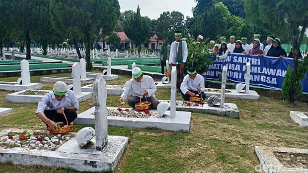 Para santri sempat tabur bunga di makam pahlawan