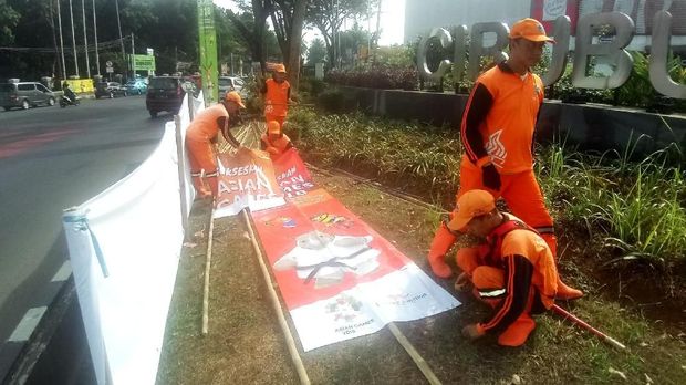 PPSU Cibubur menyiapkan banner dari tiang bambu