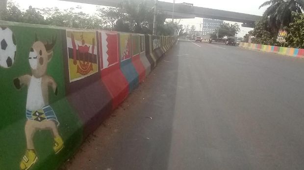 Mural itu berupa bendera kontingen hingga maskot Asian Games