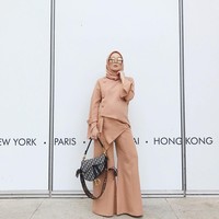 Sebagai pengusaha sukses dan fashion blogger, Vivy sering diundang ke acara bergengsi. Saat peluncuran koleksi Dior Saddle Bag ini, Vivy membawa tas terbaru Dior itu yang harganya berkisar Rp 39 juta. Foto: Instagram/VivyYusof