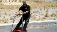 Hover Scooter. Sebuah skuter melayang yang benar-benar naik ke atas tanah bisa jadi sebuah mainan baru yang mengasyikan. Mainan ini dijual dengan harga  US$ 14,999.95 atau setara Rp 217 juta. destinationluxury.com/Istimewa.