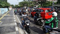 Aksi tak tertib berlalu-lintas ini sering dijumpai di jalanan Ibu Kota.