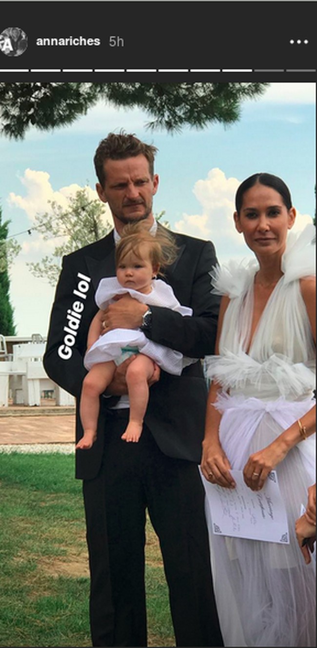 Busana itu dibuat dari tulle dan linen sutra yang didesain secara eksklusif oleh desainer Australia Toni Matičevski. Gaun tersebut pun diberikan sebagai hadiah pernikahan. Foto: Instagram