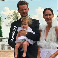 Busana itu dibuat dari tulle dan linen sutra yang didesain secara eksklusif oleh desainer Australia Toni Matičevski. Gaun tersebut pun diberikan sebagai hadiah pernikahan. Foto: Instagram