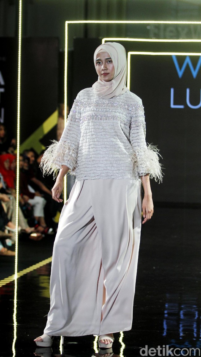 Karya busana terbaru dari Khanaan Salman yang mengangkat tema Saba di Jakarta Modest Fashion Week, Artium Gandaria City, Jakarta, Minggu [29/72018]. Foto: Mohammad Abduh/Wolipop