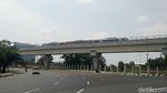 Penampakan Penumpang Susuri Rel karena LRT Palembang Mogok
