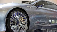 Generasi ketujuh dari sedan ES ini juga memiliki tampilan baru yang lebih modern dan sporty. Mobil baru diperkenalkan pertama kali di kawasan Asia Tenggara. Selain bermesin hybrid sedan ES terbaru tampil dengan ekspresi design yang lebih berani, dengan desain sudut yang edgy, velg 18 yang gagah, serta tampilan spindle grille vertikal yang menciptakan kesan elegan.