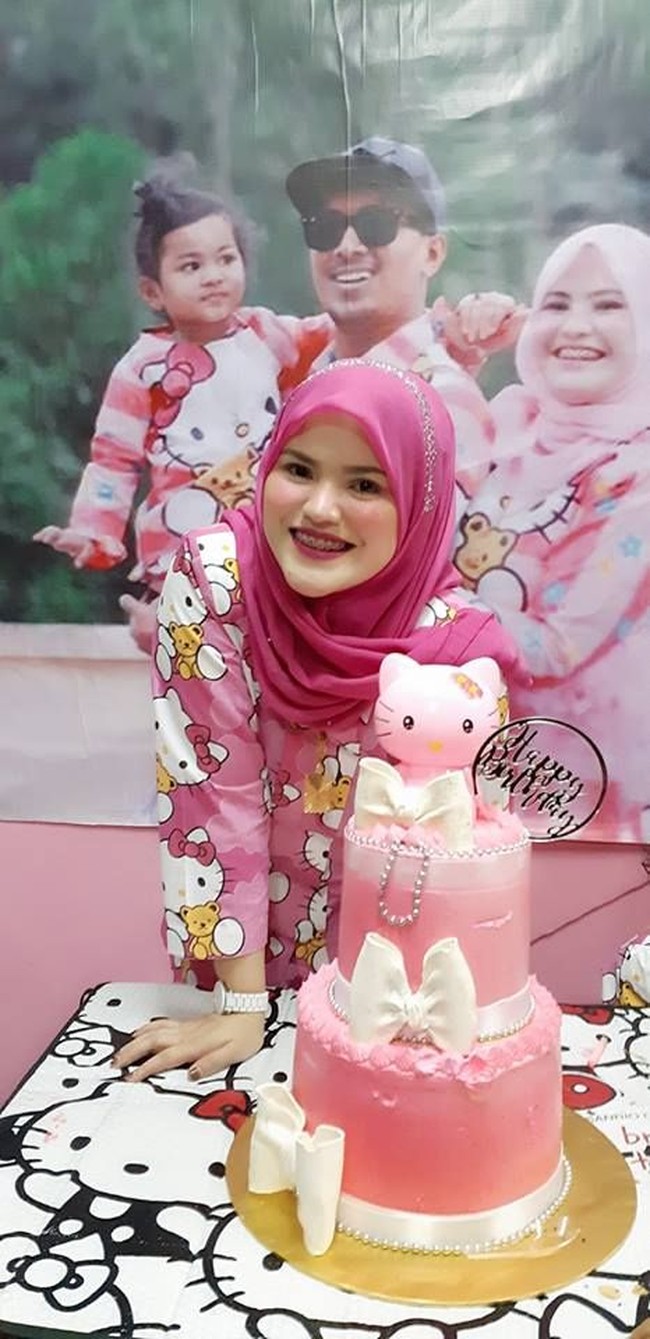 Yus Amina jadi viral setelah ada seseorang yang membeli enam koleksi baju Hello Kitty seharga RM 30.000 atau sekitar Rp 177 juta. Foto: Facebook/KakakHelloKitty