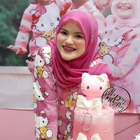 Yus Amina jadi viral setelah ada seseorang yang membeli enam koleksi baju Hello Kitty seharga RM 30.000 atau sekitar Rp 177 juta. Foto: Facebook/KakakHelloKitty