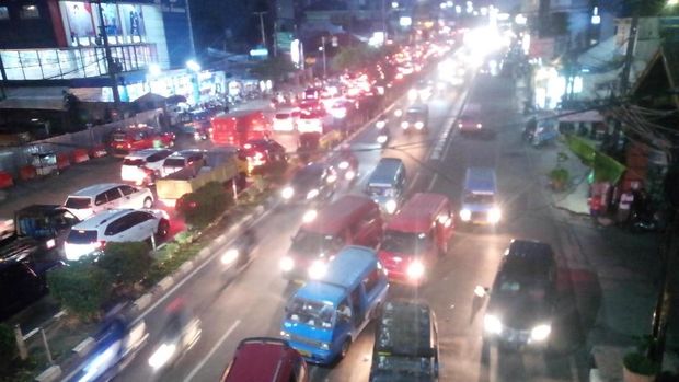 Motor dan mobil berjalan tak beraturan