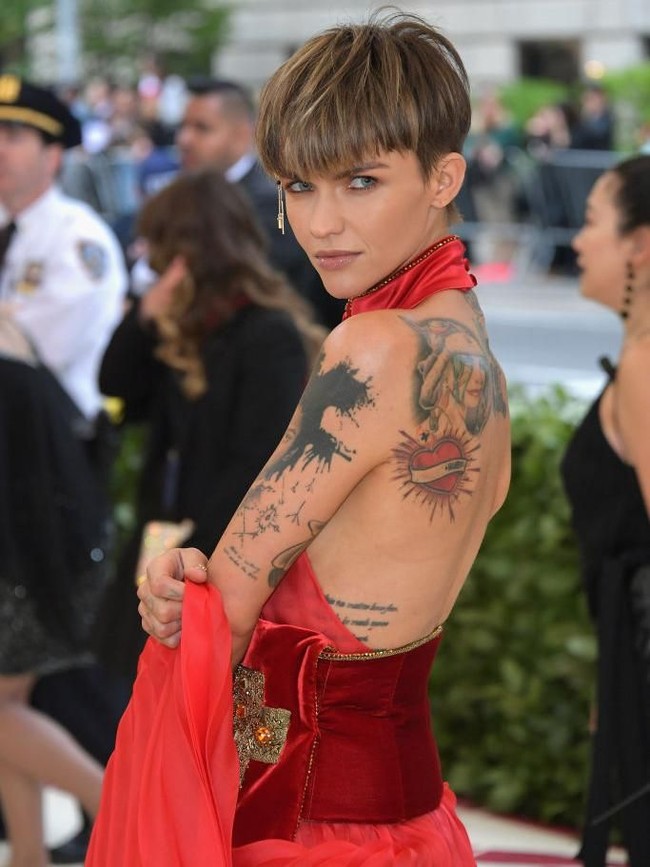 Tak tanggung-tanggung, aktris dan model Ruby Rose memiliki 109 tato di tubuhnya. Jika dihitung satu-satu, jumlahnya banyak sekali. Hampir semuanya menyatu, ada yang menjadi semacam penutup lengan atau sekadar latar belakang, ujar Ruby kepada Marie Claire Malaysia edisi Agustus 2018. (Foto: Getty Images)