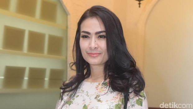 Anggun C Sasmi Menikah di Bali, Aretha Franklin Meninggal Dunia