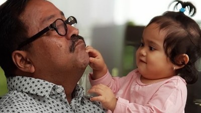 Foto: Gaya Rano Karno si Doel Momong Cucu