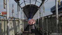 Kondisi tersebut tentu saja dapat membahayakan para pejalan kaki yang melintas.