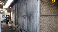 Penampakan Rumah Lalu M. Zohri sebelum direnovasi, dindingnya masih dari anyaman bambu. Pool/Kementerian PUPR.
