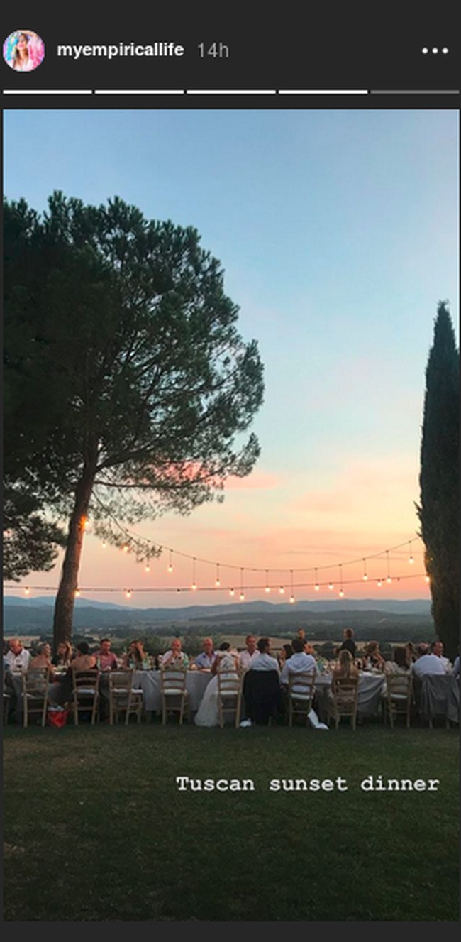 Pernikahan yang berlangsung sederhana namun romantis itu diadakan di sebuah resort mewah di Tuscany. Keduanya menikah setelah dua tahun berpacaran. Foto: Instagram