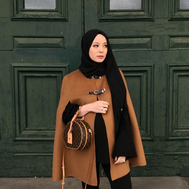 Masih koleksi Louis Vuitton. Vivy juga pernah terlihat membawa tas Louis Vuitton Petite Boite Chapeau yang memiliki harga sekitar $4200 atau Rp 223 juta. Foto: Instagram/VivyYusof
