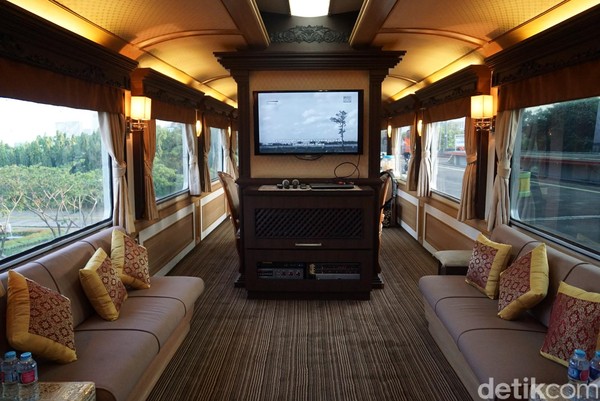 Kereta Wisata Jawa memiliki desain interior dan segala pernak-perniknya yang menonjolkan seni dan keindahan dari budaya Jawa. Ruang utama Kereta Wisata Jawa ditata mewah dilengkapi dengan audio, video/TV monitor untuk berkaraoke. Selain itu, pada kereta ini tersedia ruang serbaguna yang dapat digunakan sebagai tempat meeting atau menjadi meja makan keluarga. Ada juga 1 kamar tidur. (Shinta/detikTravel) Kereta Wisata Jawa memiliki desain interior dan segala pernak-perniknya yang menonjolkan seni dan keindahan dari budaya Jawa. Ruang utama Kereta Wisata Jawa ditata mewah dilengkapi dengan audio, video/TV monitor untuk berkaraoke. Selain itu, pada kereta ini tersedia ruang serbaguna yang dapat digunakan sebagai tempat meeting atau menjadi meja makan keluarga. Ada juga 1 kamar tidur. (Shinta/detikTravel)