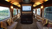 Kereta Wisata Jawa memiliki desain interior dan segala pernak-perniknya yang menonjolkan seni dan keindahan dari budaya Jawa. Ruang utama Kereta Wisata Jawa ditata mewah dilengkapi dengan audio, video/TV monitor untuk berkaraoke. Selain itu, pada kereta ini tersedia ruang serbaguna yang dapat digunakan sebagai tempat meeting atau menjadi meja makan keluarga. Ada juga 1 kamar tidur. (Shinta/detikTravel)