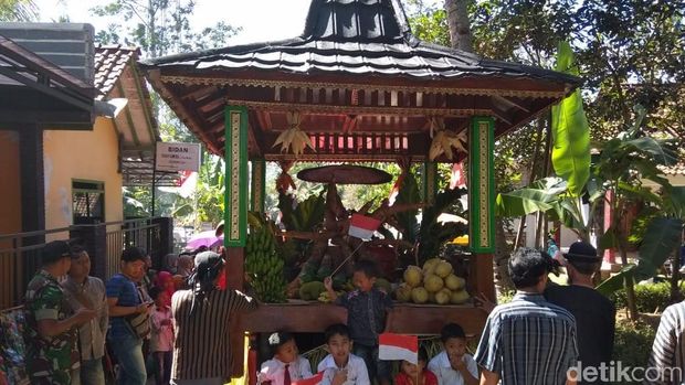 Arak-arakan gazebo di Desa Seribu Gazebo di Kabupaten Semarang. 