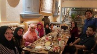 Belum lama ini Elvy merayakan ulang tahun pernikahan anaknya Fitria. Ia sekeluarga mengadakan syukuran makan malam bersama di sebuah restoran Arab. Foto: Instagram elvy_sukaesih