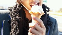 Tampak berbeda ya mukanya. Tapi ini adalah foto Sing Joong Ki waktu muda sambil menikmati es krim yang lembut. Foto: Istimewa