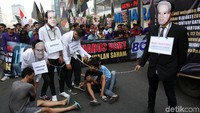 Aksi teatrikal pun dilakukan selama demo berlangsung.