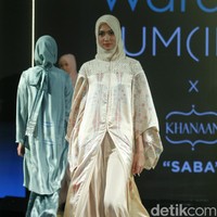 Karya busana terbaru dari Khanaan Salman yang mengangkat tema Saba di Jakarta Modest Fashion Week, Artium Gandaria City, Jakarta, Minggu [29/72018]. Foto: Mohammad Abduh/Wolipop