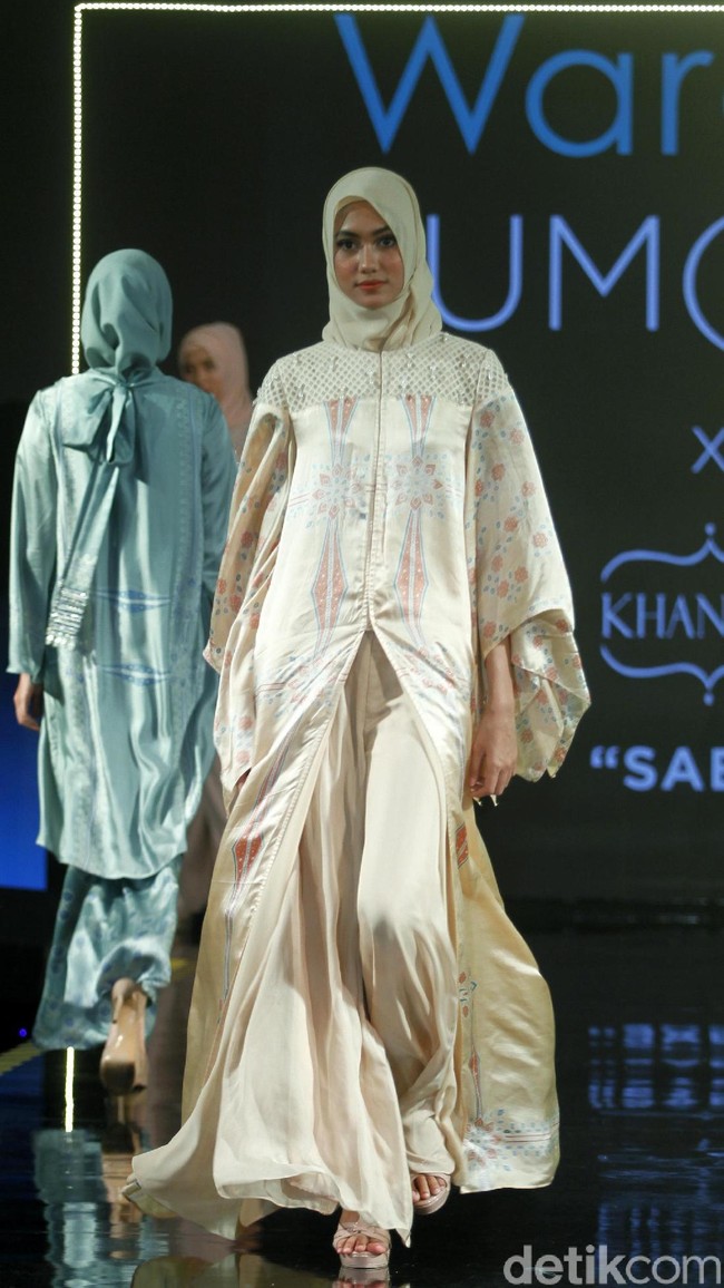 Karya busana terbaru dari Khanaan Salman yang mengangkat tema Saba di Jakarta Modest Fashion Week, Artium Gandaria City, Jakarta, Minggu [29/72018]. Foto: Mohammad Abduh/Wolipop