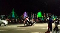 Tapi jangan khawatir, ada petugas Dinas Perhubungan yang siaga untuk mengatur lalu lintas sehingga arus kendaraan bisa lancar. (Erliana/detikTravel)