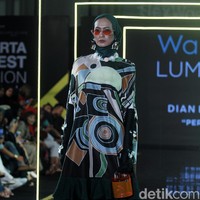 Koleksi terbaru Dian Pelangi yang menampilkan tema Pesona di Jakarta Modest Fashion Week 2018, Atrium Gandaria City Jakarta, Minggu [29/7/2018]. Foto: Mohammad Abduh/Wolipop