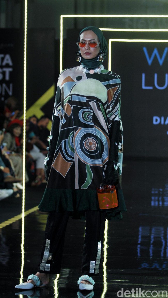 Koleksi terbaru Dian Pelangi yang menampilkan tema Pesona di Jakarta Modest Fashion Week 2018, Atrium Gandaria City Jakarta, Minggu [29/7/2018]. Foto: Mohammad Abduh/Wolipop