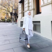 Selain Louis Vuitton, brand kesayangannya adalah Dior. Ia terlihat memakai Dior Book Tote bag saat mengunjungi Melbourne. Harga tas ini berkisar $1,561 atau Rp 22,6 juta Foto: Instagram/VivyYusof