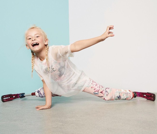 Kaki palsu Daisy-May yang berwarna merah menjadi ciri penampilannya. Foto: Dok. Instagram/Daisy-May Demetre