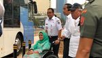 Momen Jokowi dan Ibunda Anies Ngobrol di Trotoar Thamrin