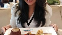 Berfoto dengan makanan. Liliana nampak memamerkan cake cokelat dengan paduan beberapa buah segar. Nyam! Foto: Instagram @lianatasno