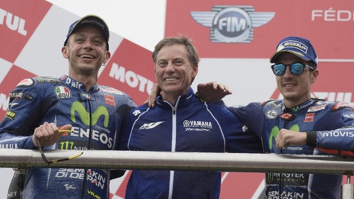 RIO HONDO, ARGENTINA - APRIL 09: (L-R) Valentino Rossi of Italy and Movistar Yamaha MotoGP, Lin Jarvis of Britain and Yamaha Factory Team and  Maverick Vinales of Spain and  Movistar Yamaha MotoGP celebrate on the podium at the end of the MotoGP race during the MotoGp of Argentina - Race on April 9, 2017 in Rio Hondo, Argentina.  (Photo by Mirco Lazzari gp/Getty Images)