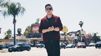 Chandra Liow mengawali karir dengan banyak membuat video kocak. Selain tengah sukses menjadi CEO produk makanan, yakni Mister Potato, pemilik akun instagram @chandraliow dengan jumlah pengikut hingga 1,5 juta orang ini juga kian aktif berkarya di dunia seni sampai sekarang. (Foto: instagram)