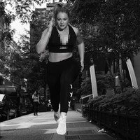 Lewat media sosial juga, model kelahiran Wolverhampton, Inggris, 11 September 1990, ini kerap mempromosikan gaya hidup aktif. Banyak unggahan di Instagram-nya yang memotivasi orang-orang untuk berolahraga. Foto: Instagram/iskra