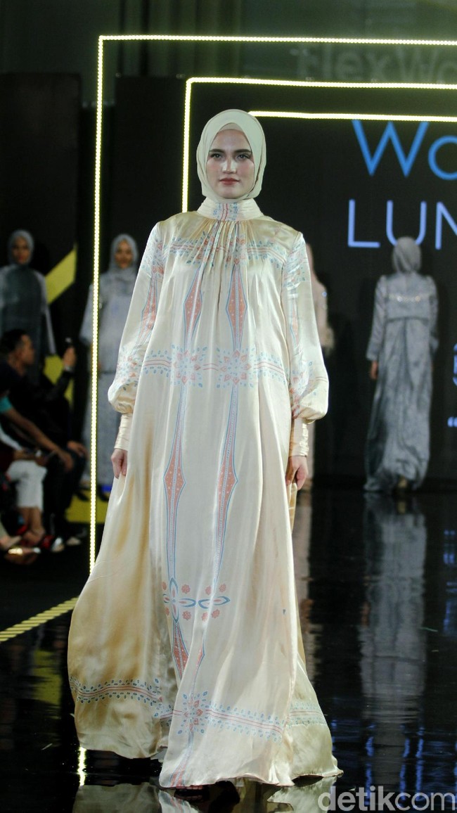 Karya busana terbaru dari Khanaan Salman yang mengangkat tema Saba di Jakarta Modest Fashion Week, Artium Gandaria City, Jakarta, Minggu [29/72018]. Foto: Mohammad Abduh/Wolipop