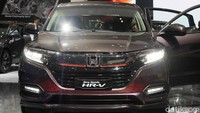 Tambahan lampu New LED Foglamp pada Honda HR-V Facelift menambah visibilitas saat berkendara di kondisi berkabut. Honda HR-V tersedia dengan beberapa varian, yaitu 1.8L Prestige CVT, 1.5 E Special Edition CVT, 1.5 E CVT, 1.5 S CVT, dan 1.5 S M/T. Mobil ini dijual dengan harga mulai Rp 279,5 juta sampai Rp 395 juta.