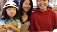 Bersama dengan sang anak, Liana Tasno pun menghabiskan waktu bersama saat hari libur. Selain nonton film, mereka pun menyempatkan diri makan di kafe. Foto: Instagram @lianatasno