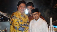 Habibie menyalami Airlangga Hartarto.