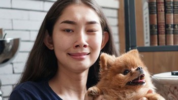 Perempuan cantik asal Malang ini juga sering kali membuat video aneh nan kocak di Instagram. Ia tidak pernah terlihat jaim dalam video yang dibuatnya. Meskipun saat ini Ia jarang mengunggah video kocak, postingannya yang menarik dengan wajahnya yang cantik dan tidak takut jelek menjadikannya memiliki banyak fans hingga saat ini. (Foto: instagram)