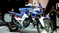 Honda CRF1000L Africa Twin Adventure Sports hadir dengan pembaruan di berbagai sektor yang membuat sepeda motor sport ini semakin nyaman dikendarai di jalan tanah, turing jarak jauh, bahkan makin lincah dikendarai di jalan perkotaan serta jalan berliku.
