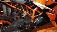 Motor menggunakan suku cadang yang sudah dipakai motor-motor KTM di arena balapan dunia.