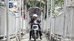 Rusak dan Dilintasi Motor, Begini Kondisi JPO Yos Sudarso